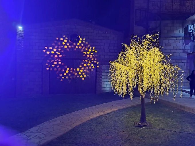 El jardín de El Realejo de noche, iluminado por árboles de luz dorados