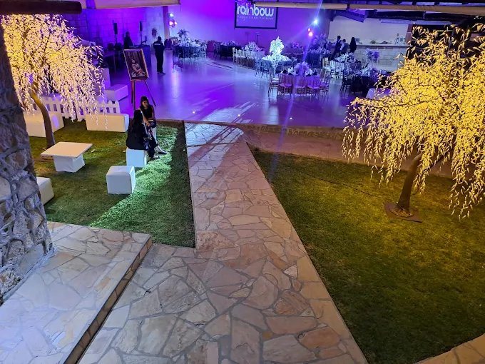Jardín de El Realejo de noche con árboles de luz y zona lounge