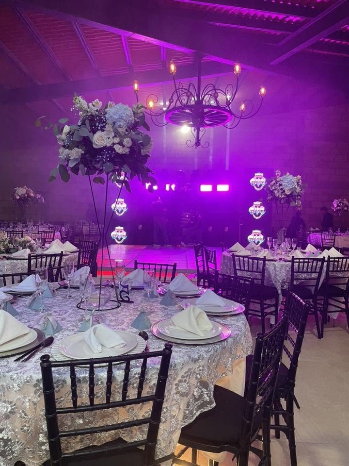 Salón de El Realejo de noche con iluminación cálida y candil de hierro